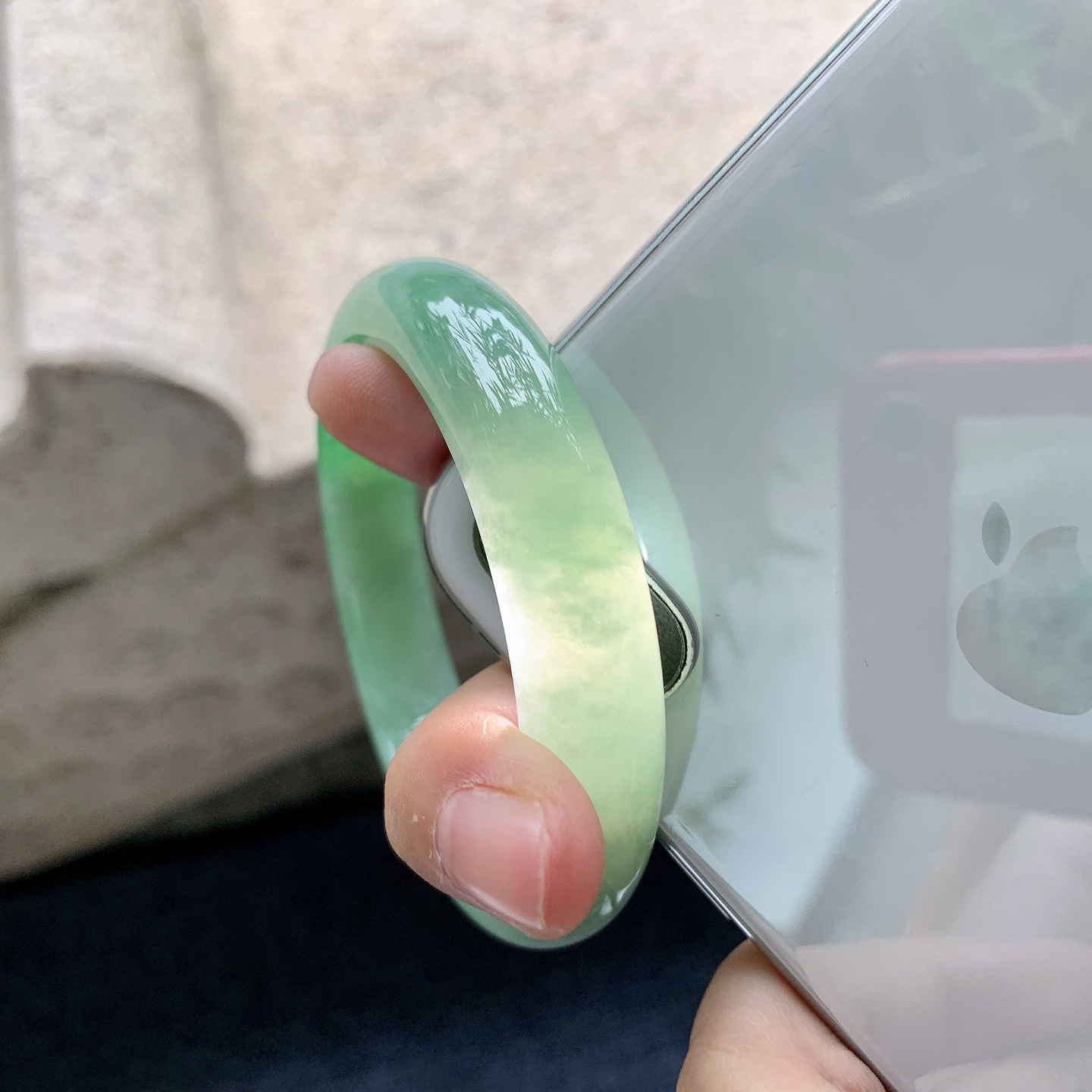 正圈54 55 圈口54.7/12/8.1 编码W6090723 糯冰飘绿，水润，种老，细腻，打灯有棉线