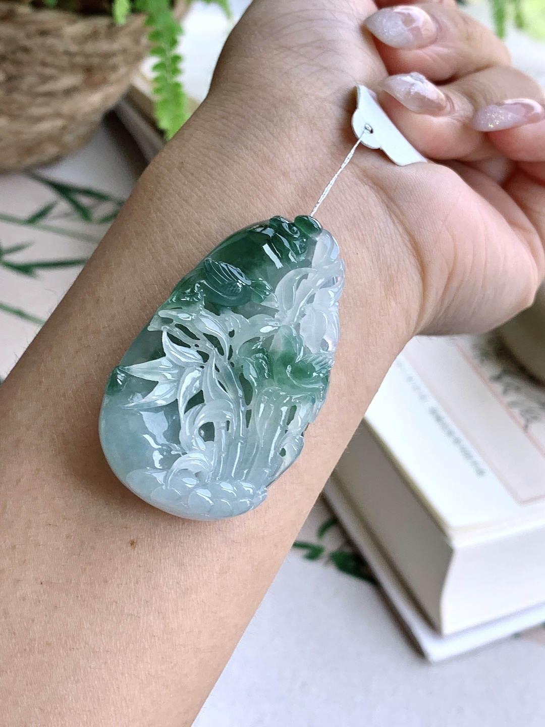 【裸石】️糯冰飘花喜上眉梢竹子竹节吊坠 【说明】缅甸 性比高 超厚 【尺寸】48.8-29.8-10.2 【重量】31.2克