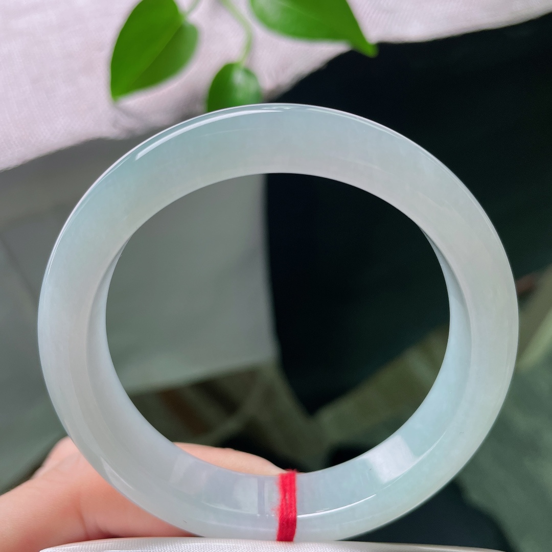 56.5/12/8.3，绿底正圈，晶体线不显，镯凝一汪晴绿湖水，种老胶感丰盈，上手自带清冷温柔气质。