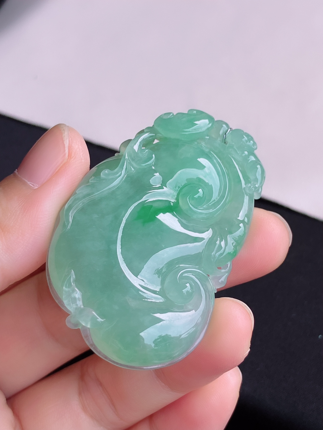 ️，冰飘绿大如意，晶莹剔透，花色清爽，尺寸53.5/34.6/7.6/自然光实拍