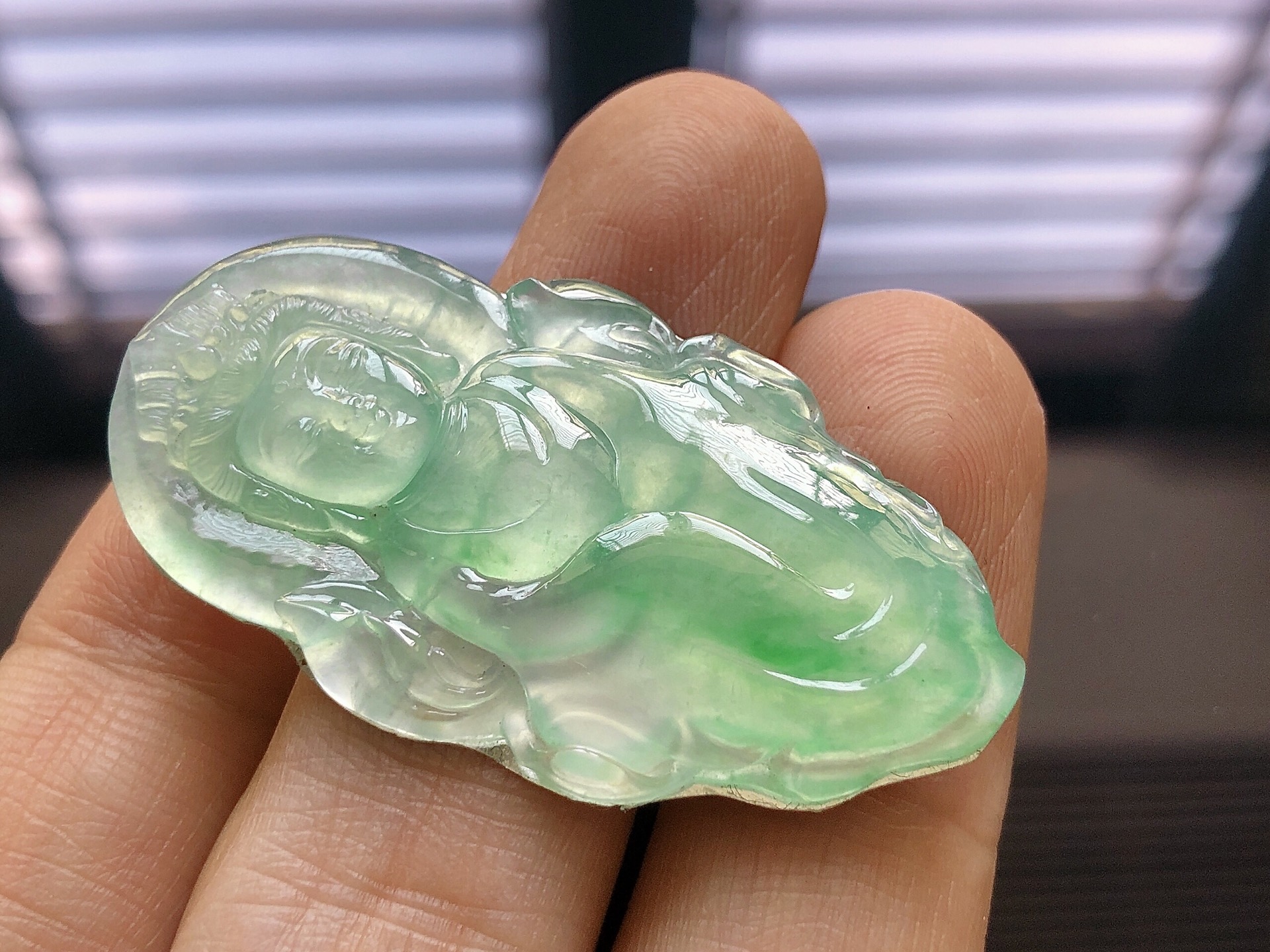 ️ 冰种阳绿观音，色泽艳阳，通透水润，玉质细腻，夺目迷人，雕工精湛，面相慈祥大气，品相，无裂，尺寸44.5*23.8*3.5