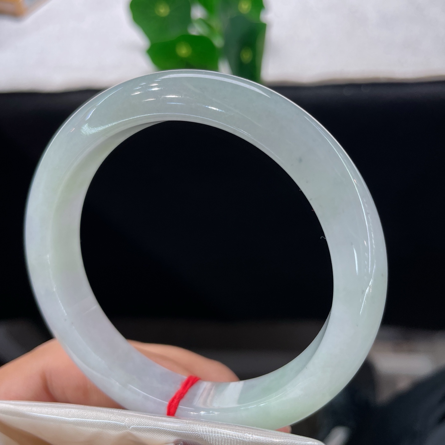 天然翡翠手镯 圈口55.6/11.2/8.4，淡底色正圈，55/56可戴，玉似晴川水，清辉落玉环，无裂。