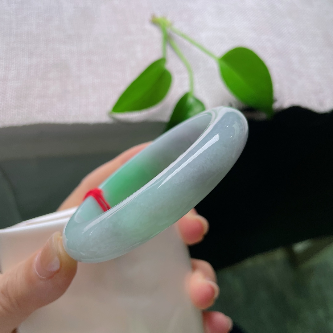 56.2/12.6/8.7，飘绿正圈，无裂，玉质细腻温润，淡紫为底，鲜翠点缀，双色相融，尽显玉石天然灵气。ss58660a