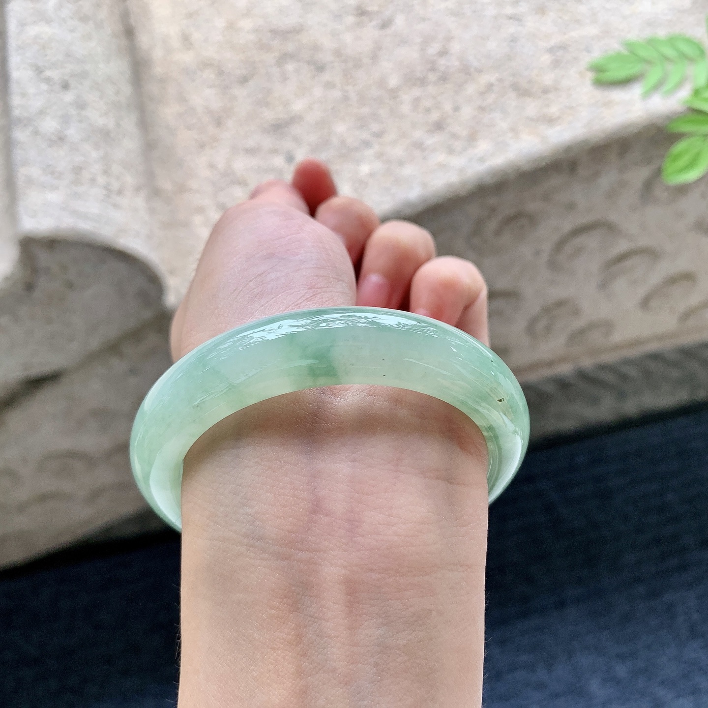 正圈54 55 圈口54.6/12.8/8.6 编码W6090720 糯冰飘绿，水润，种老，细腻，无裂