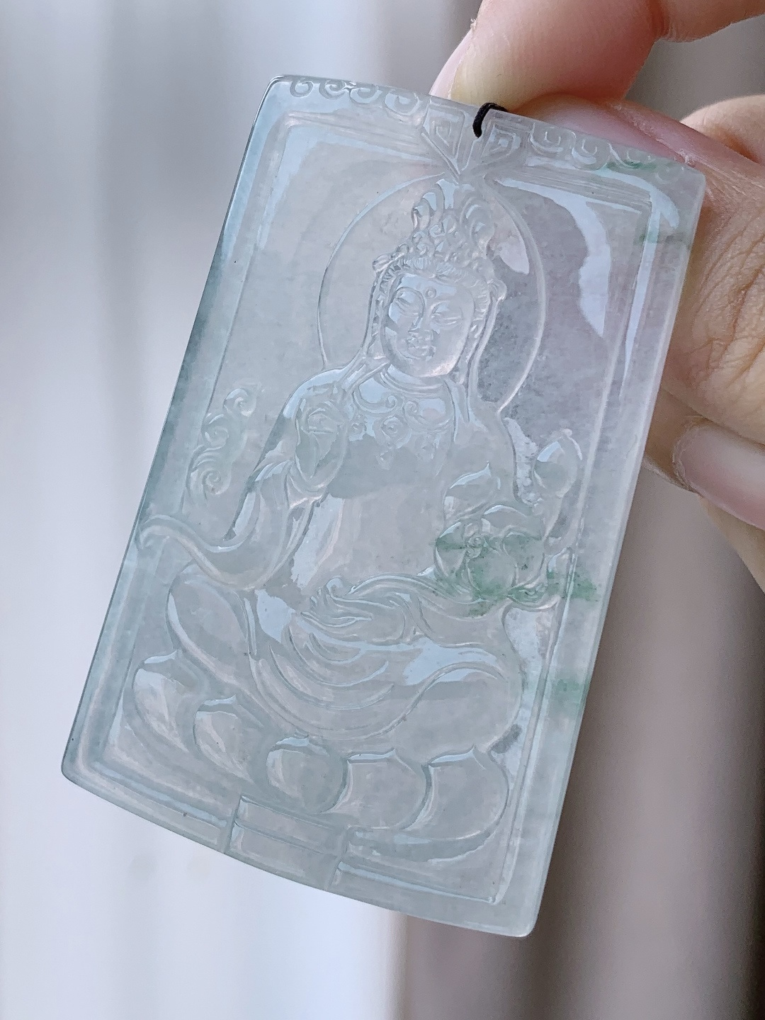 【裸石】冰飘花大势至观音持莲观音牌吊坠 【说明】缅甸 性比高 无裂 一刀切 【尺寸】63-41-4.5 【重量】31.7克