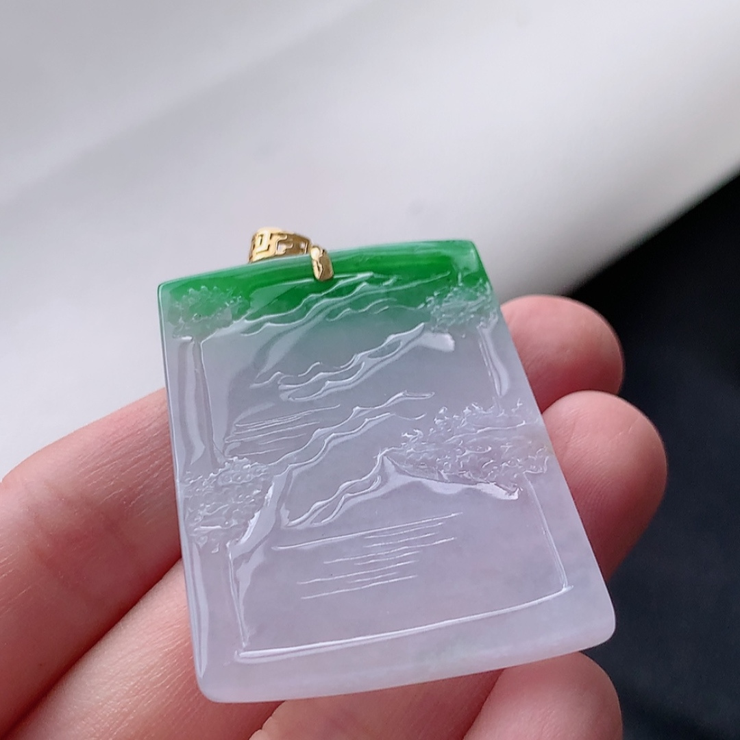 ️ 冰飘绿山水牌吊坠 翠色鲜艳 线条流畅 佩戴简单大方 货号24705，41.5-31.0-5.7