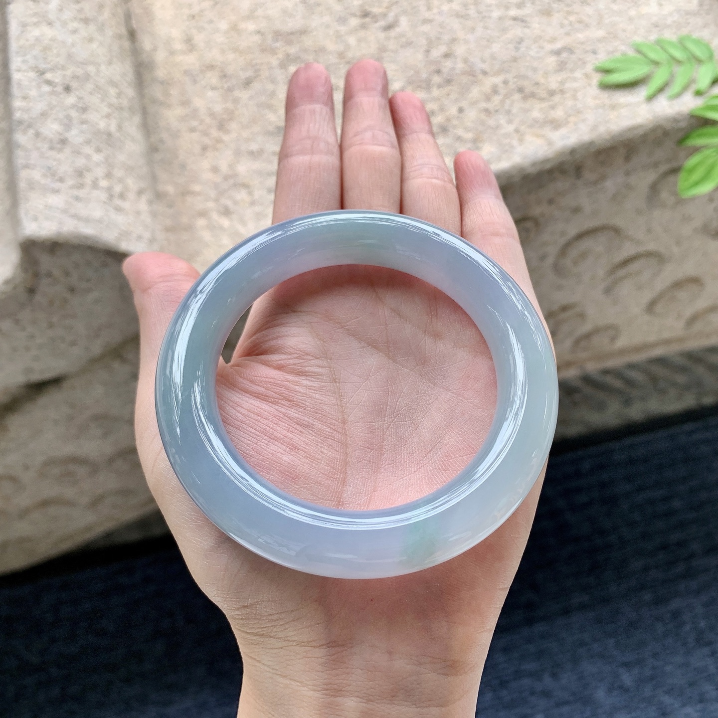 圆条55 56 圈口56.8/12.2/11.8 编码Q5090836 糯冰，水润，种老，细腻，打灯有絮线