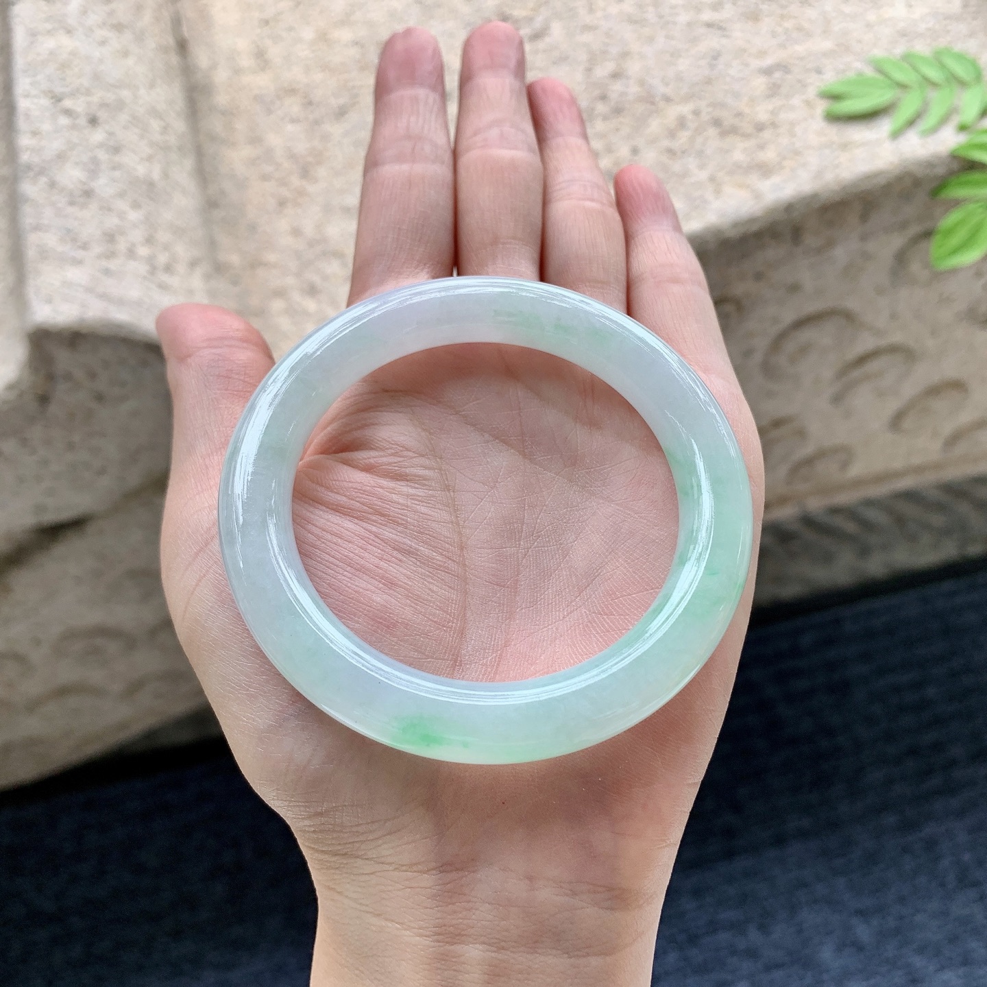圆条54 55 圈口54/9.8/9.7 编码Q5090837 糯冰飘绿，水润，种老，细腻，打灯有絮线