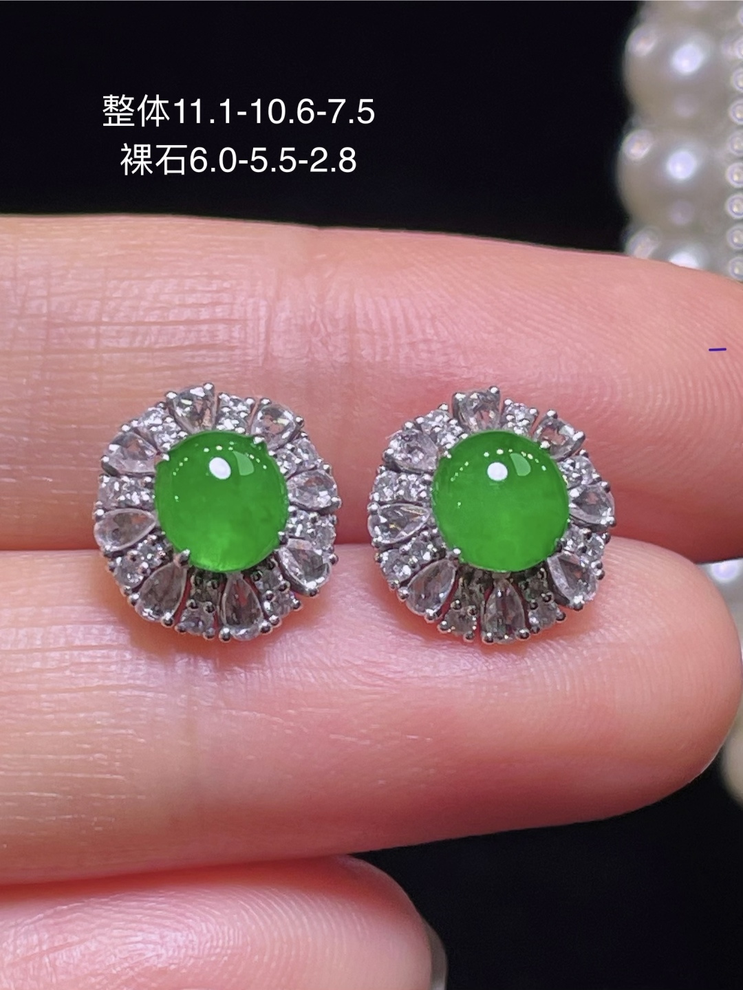 天然缅甸翡翠A货 满绿蛋面耳钉 18k金镶嵌钻石 细腻水灵 实拍接近，11.1-10.6-7.5