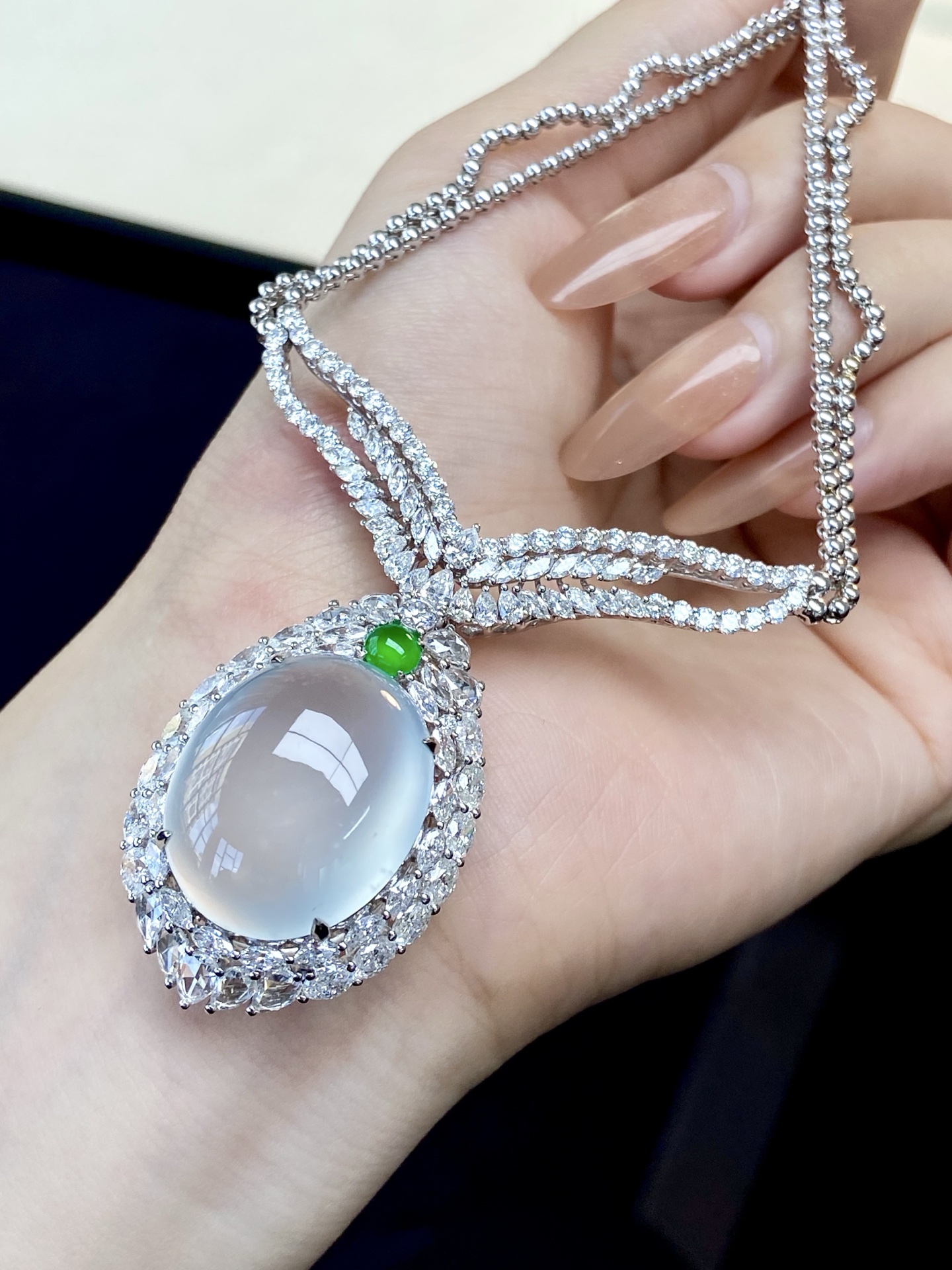 玻璃种蛋面锁骨链，溢出屏幕的胶润感，奢华贵气，颈间的高光焦点，彰显佩戴者无法忽视的贵雅：35.8-25.9-18.4，裸石：22.3-18.8-9mm，。