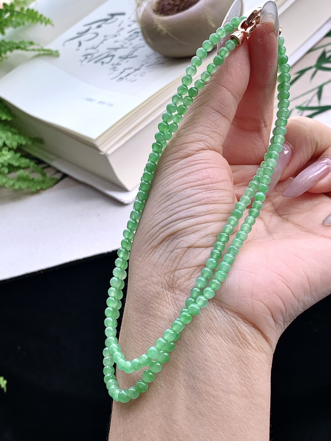 【珠子】️冰甜阳绿珠链圆珠子珠链 【说明】缅甸 性比高 【尺寸】3.7-4，32cm 【重量】18.4克