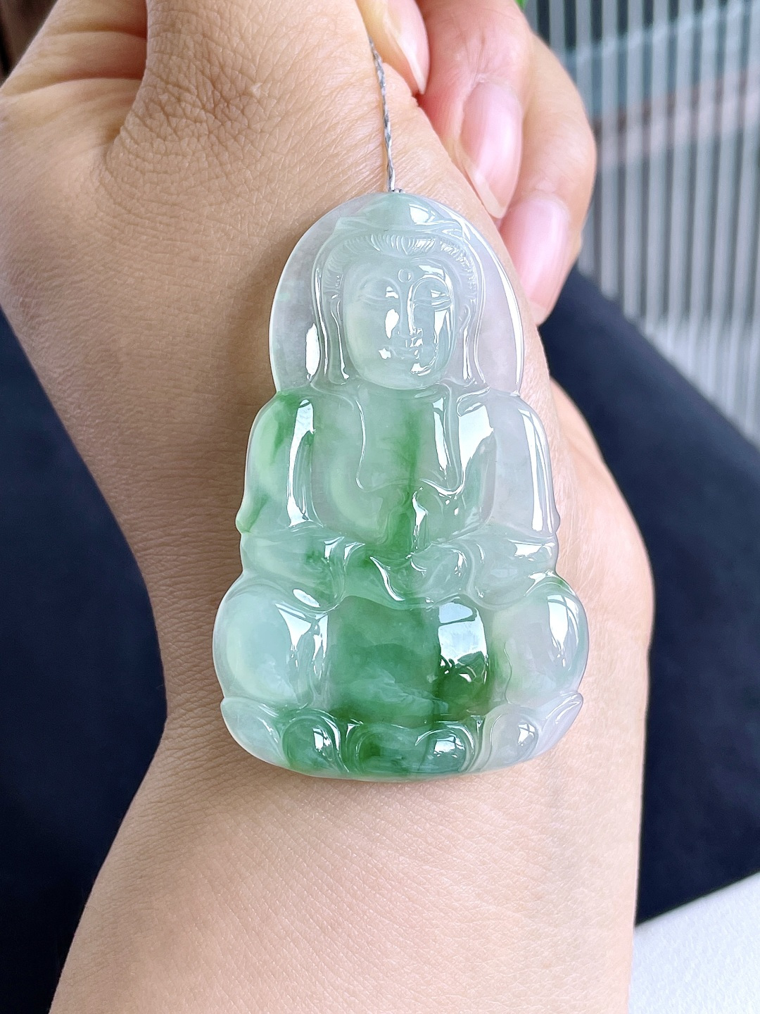 【裸石】冰飘花观音大正装观音吊坠 【说明】缅甸 无裂 性比高 【尺寸】58.4-37.5-5 【重量】20克