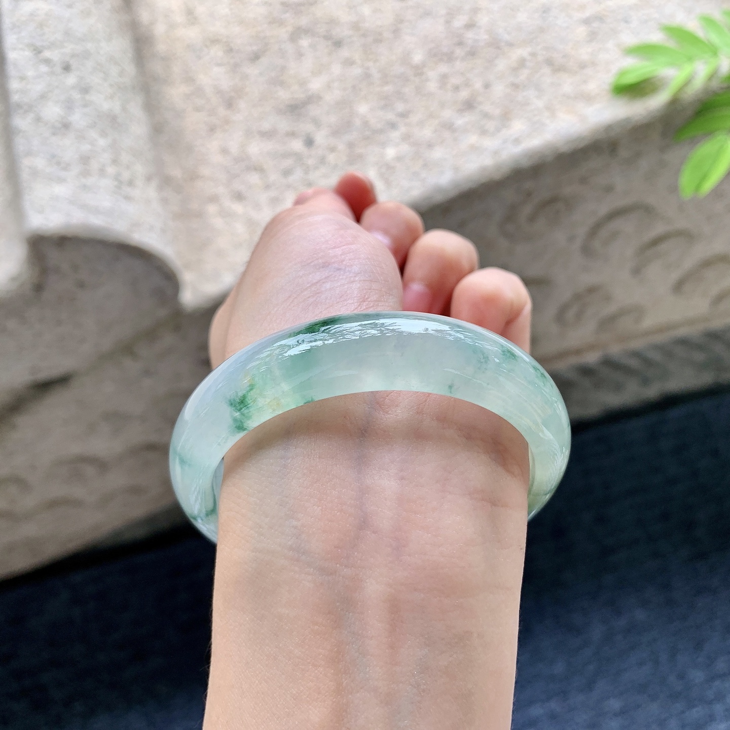 正圈55 56 圈口56.4/13.8/7.3 编码HJ090508 冰糯飘花，飘黄翡，水润，种老，细腻，无裂