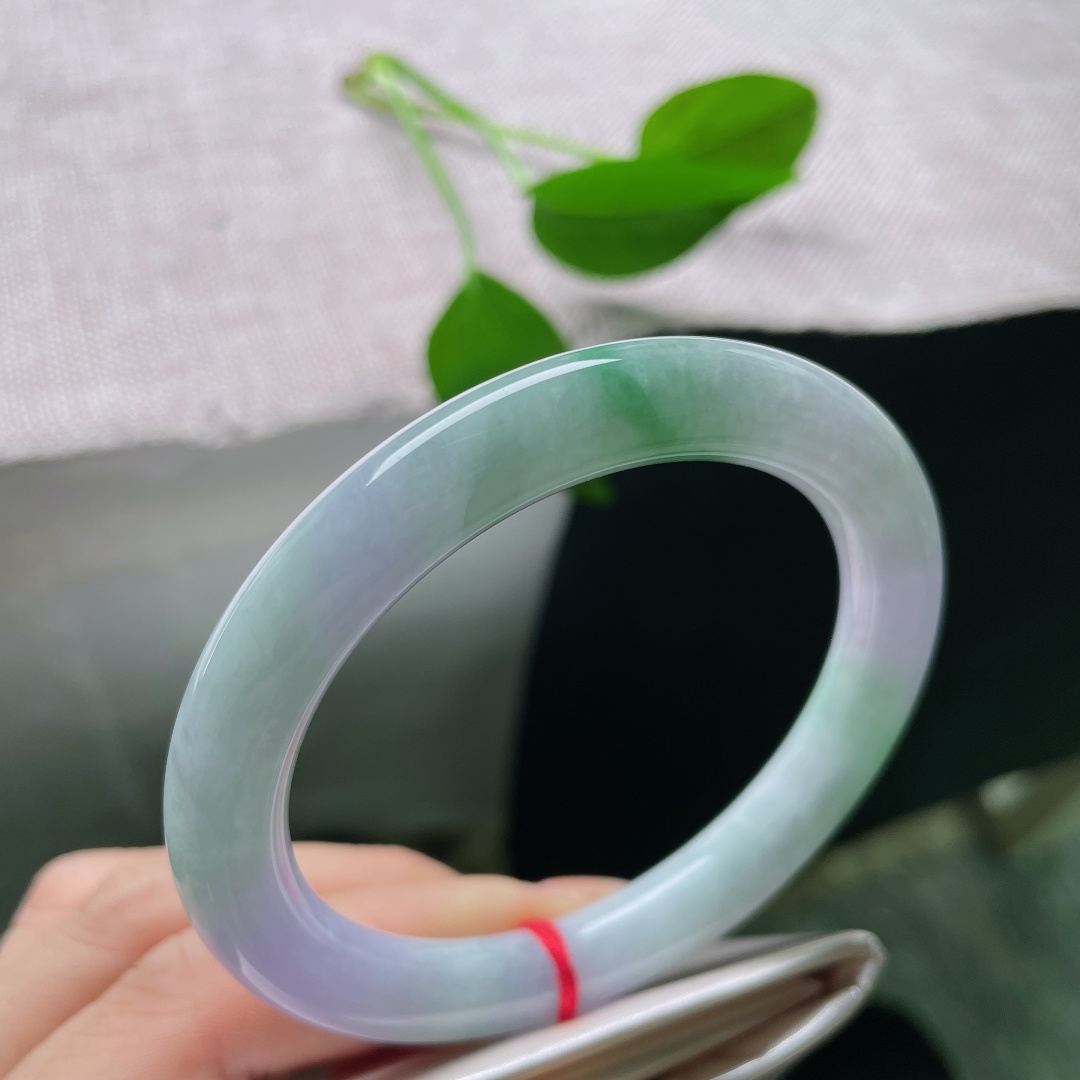 57/9.5，春彩圆条，横纹，玉质细腻，朦胧紫底萦绕翠绿，似悄悄藏起的春日，将独属于它的温婉，交付给手腕。ss57877a