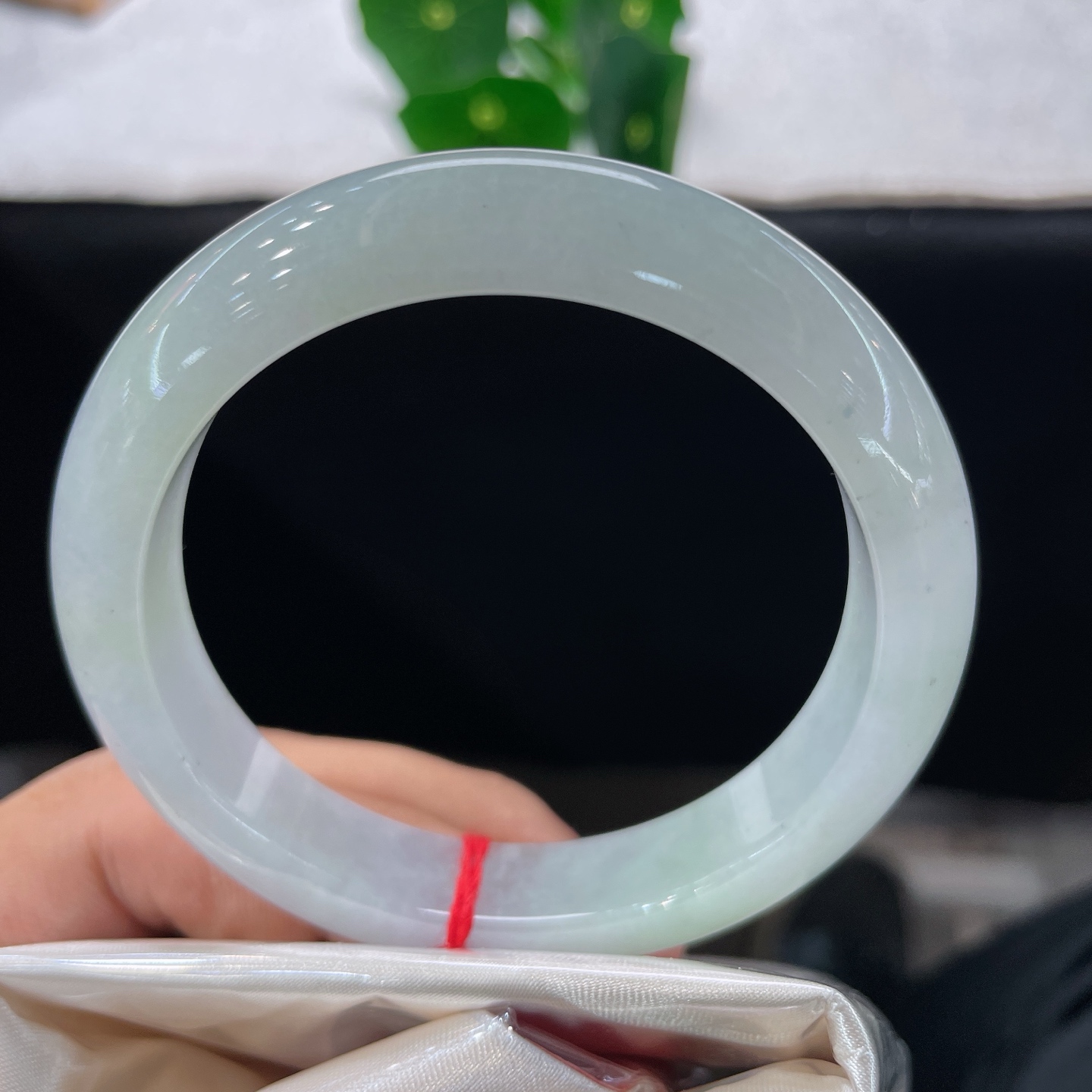 天然翡翠手镯 圈口55.6/11.2/8.4，淡底色正圈，55/56可戴，玉似晴川水，清辉落玉环，无