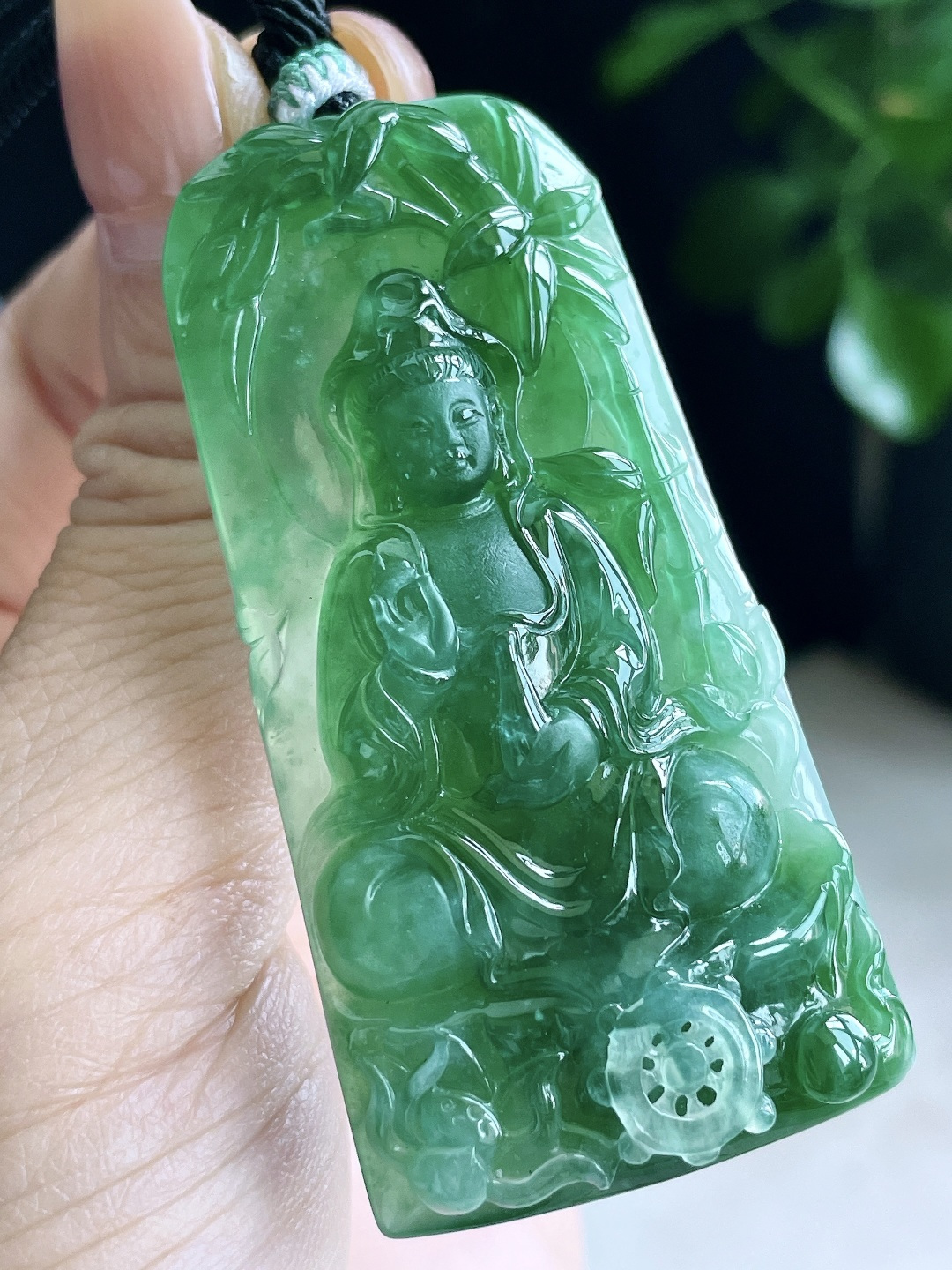 【裸石】冰种晴绿竹林观音牌吊坠 【说明】缅甸 无裂 性比高 厚装 【尺寸】59.3-29.7-9 【重量】30.8克
