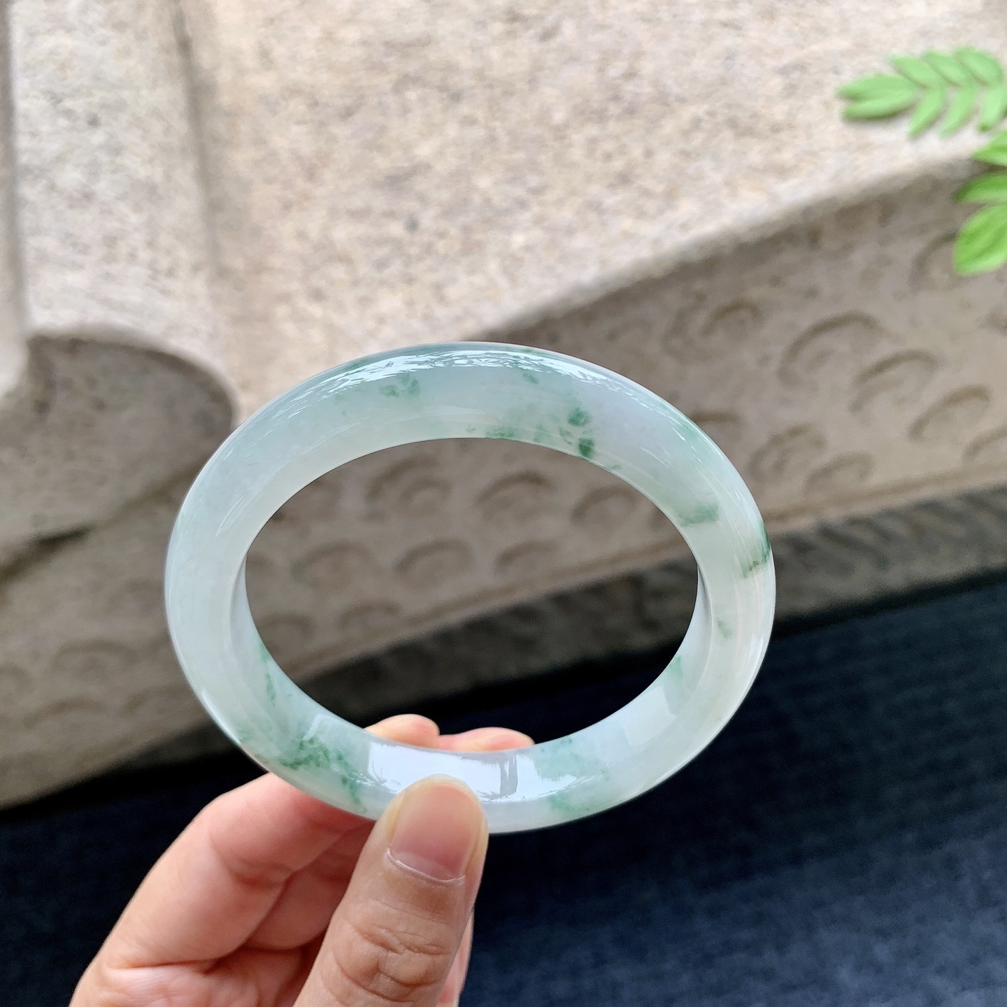 正圈58 59 圈口59/11.6/8.8 编码HJ090806 糯冰飘绿花，水润，种老，细腻，打灯有絮线
