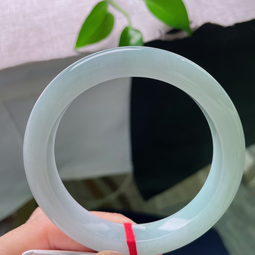 59.8/12/9.2，蓝底正圈，棉线，晴色匀净不飘杂，肉质顺滑细腻，素简无华，尽显玉石本真美感。ss58863a