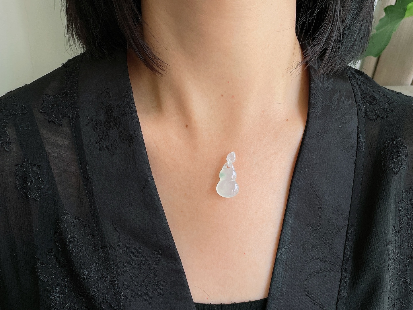 【裸石】飘花葫芦吊坠 【说明】缅甸 无裂 性比高 厚装 【尺寸】30.3-14.6-6 【重量】4.3克