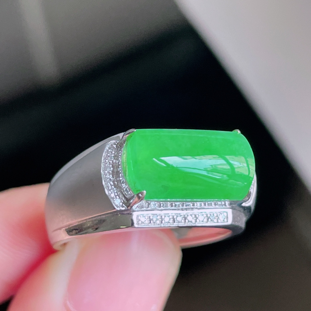 ️ 冰种阳绿马鞍戒指 色泽浓郁 种老水润18k金镶嵌 裸石 13.8/7.4/2.3 圈口：21#