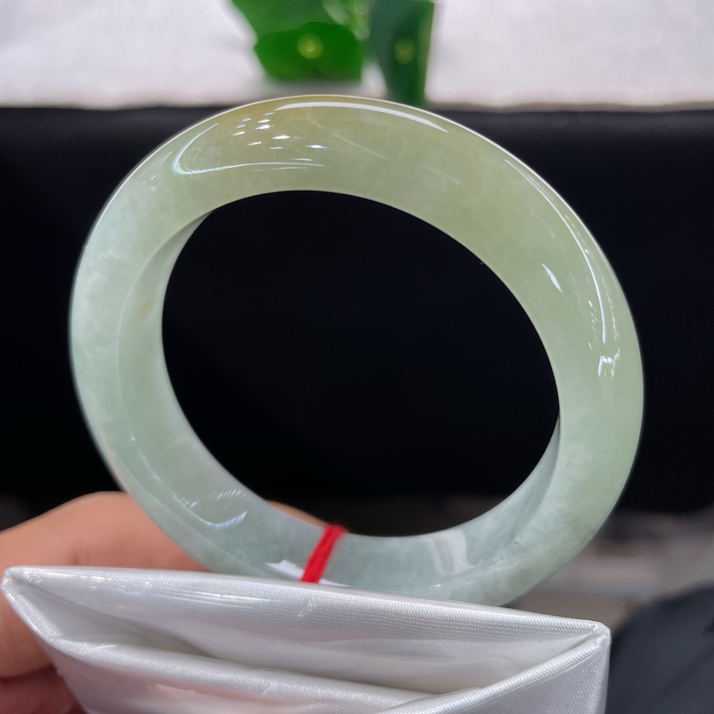 天然翡翠手镯 圈口53.2/12.2/8.5，黄翡正圈，52/53可戴，清爽晴水底色，一抹黄翡点睛，无裂