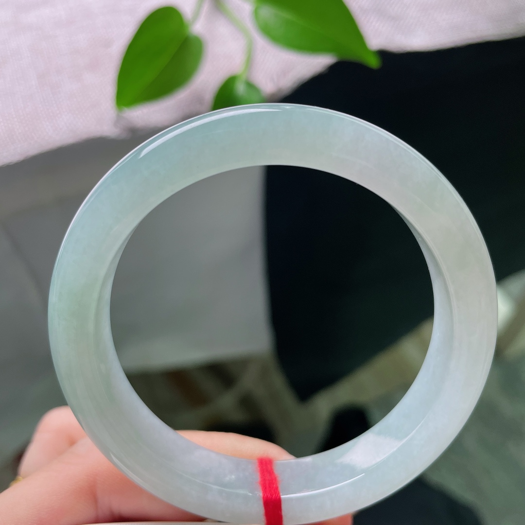 55.4/11.3/8.2，蓝底正圈，晶体线不显，清浅晴绿漫绕镯身，莹润起光，简约款式日常佩戴很衬肤色。ss59088a
