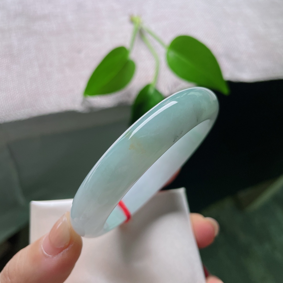 54.8/12.2/8.2，蓝底正圈，洒金，一点皮纹，淡晴翡翠镯，种细水头足，素雅不张扬，举手投足尽显温柔质感。ss58757a