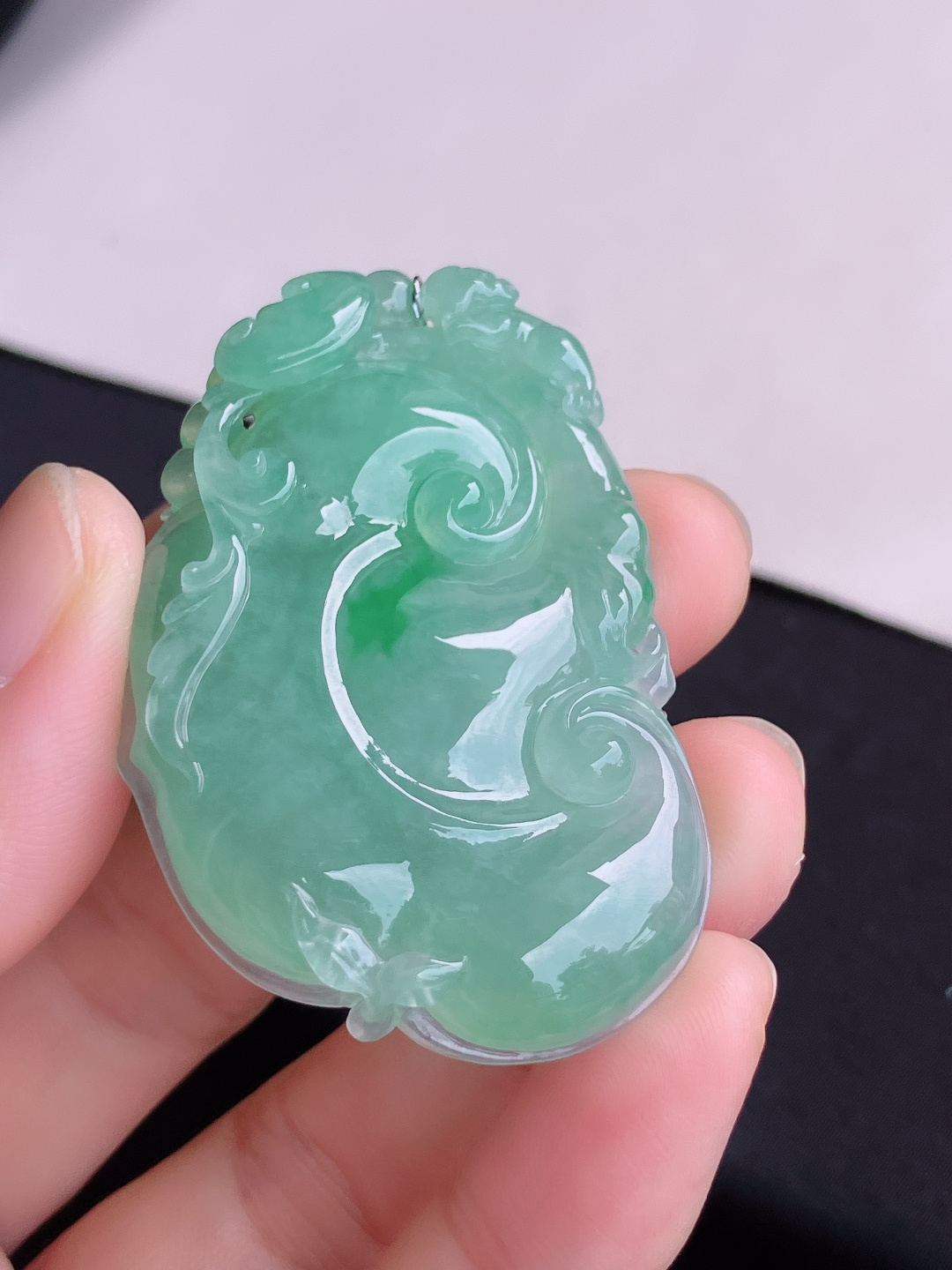 ️，冰飘绿大如意，晶莹剔透，花色清爽，尺寸53.5/34.6/7.6/自然光实拍