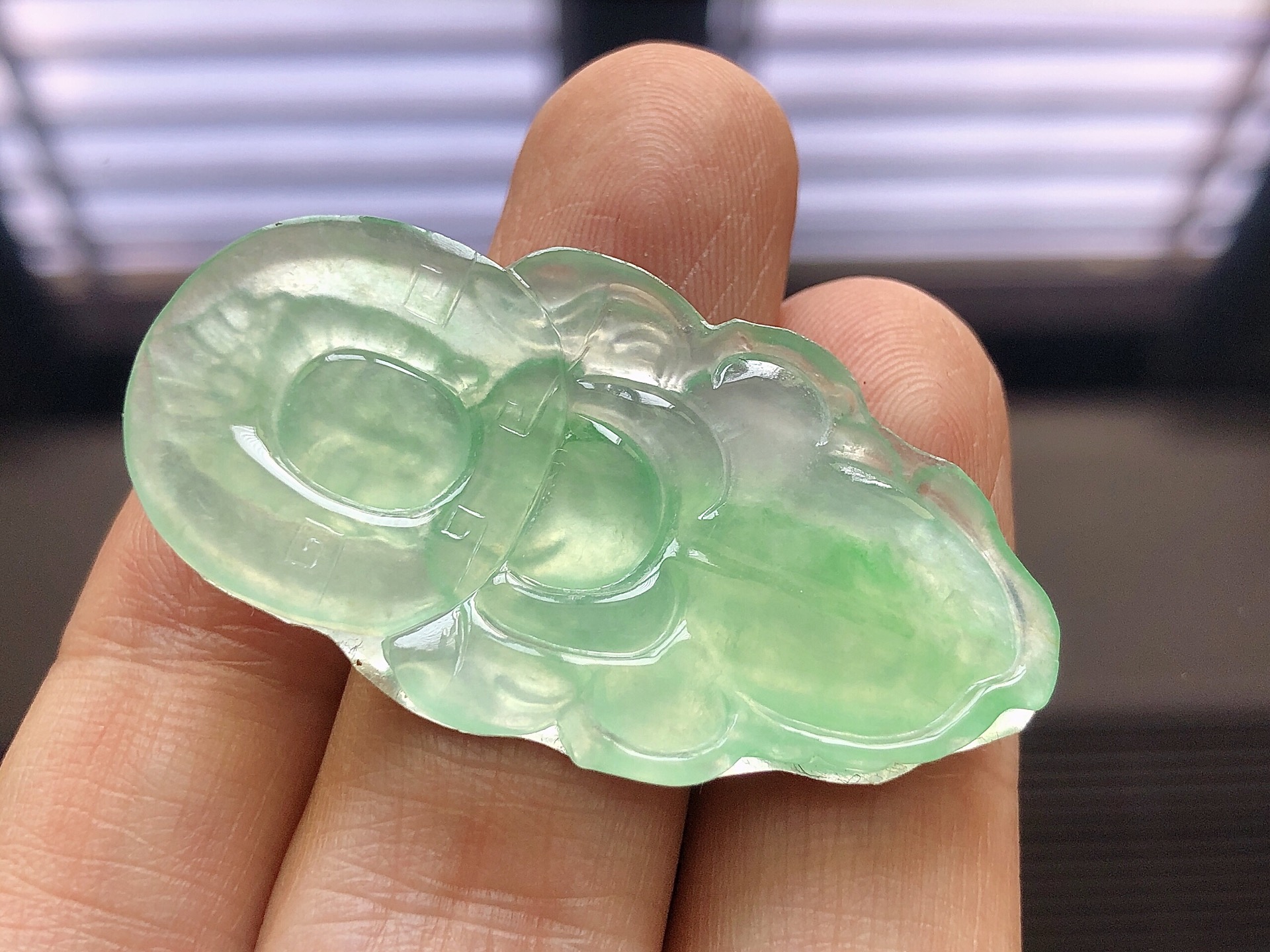 ️ 冰种阳绿观音，色泽艳阳，通透水润，玉质细腻，夺目迷人，雕工精湛，面相慈祥大气，品相，无裂，尺寸44.5*23.8*3.5