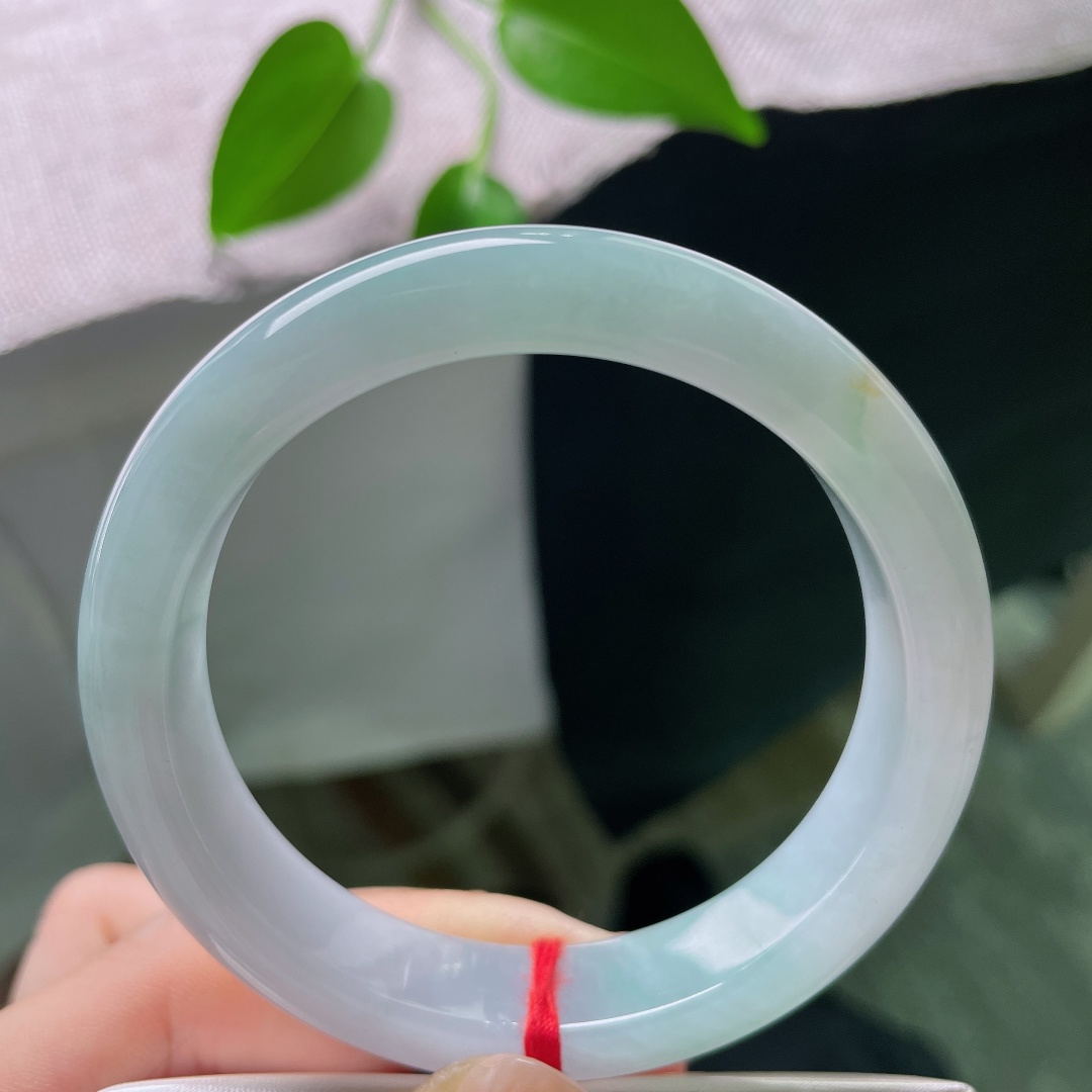 54.8/12.2/8.2，蓝底正圈，洒金，一点皮纹，淡晴翡翠镯，种细水头足，素雅不张扬，举手投足尽
