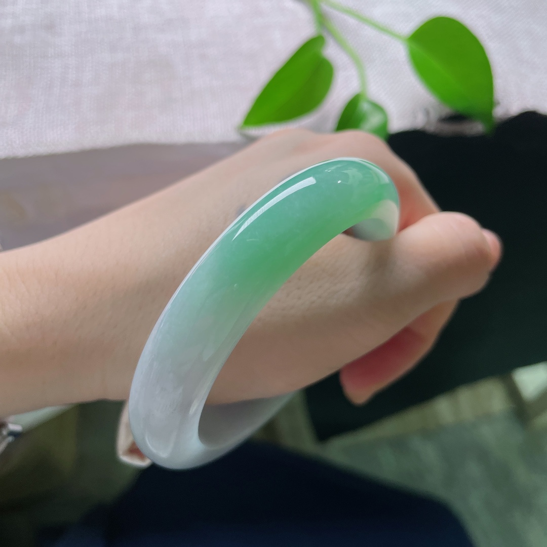 56.2/12.6/8.7，飘绿正圈，无裂，玉质细腻温润，淡紫为底，鲜翠点缀，双色相融，尽显玉石天然灵气。ss58660a