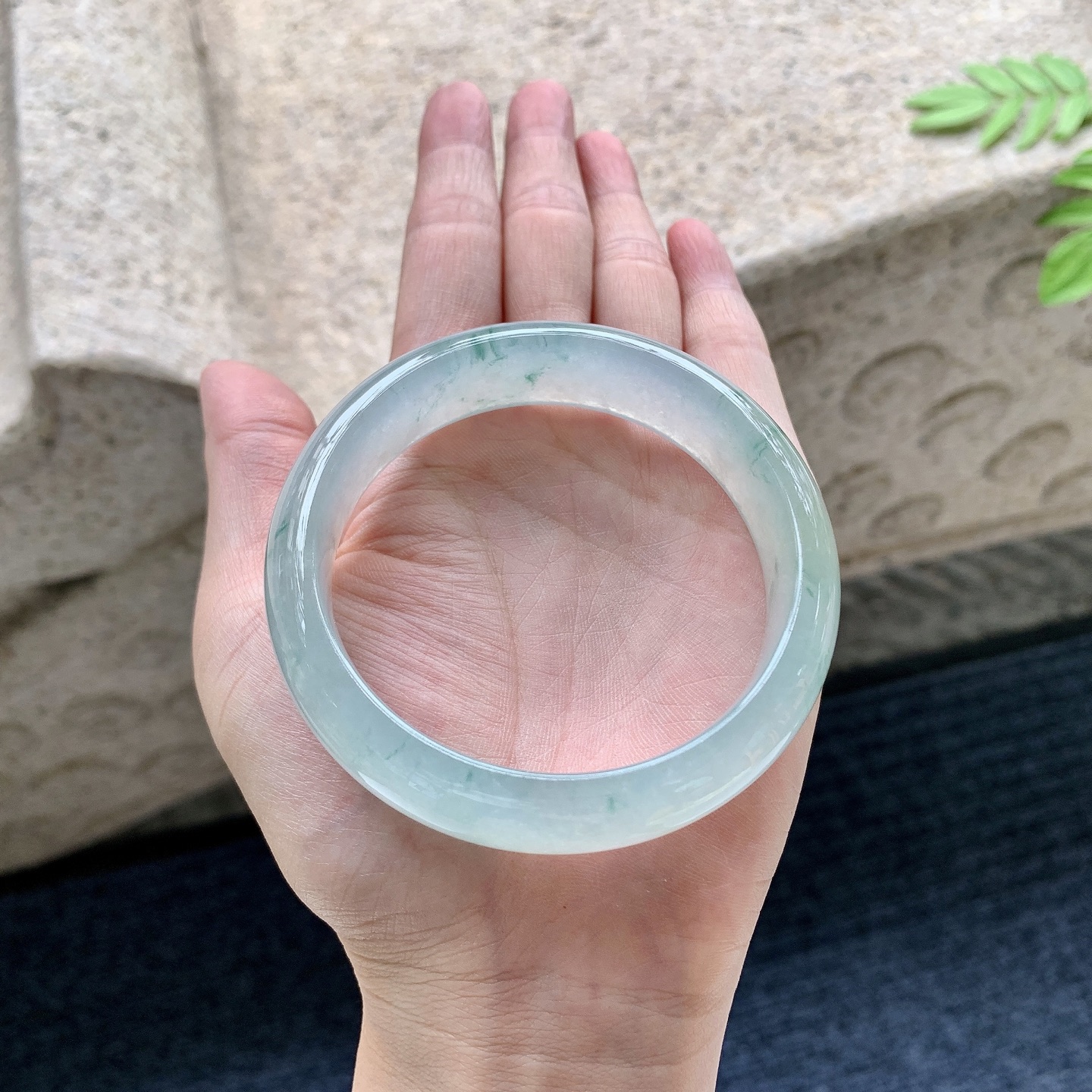 正圈57 58 圈口58/15.7/8 编码HJ090802 冰糯飘花，水润，种老，细腻，无裂