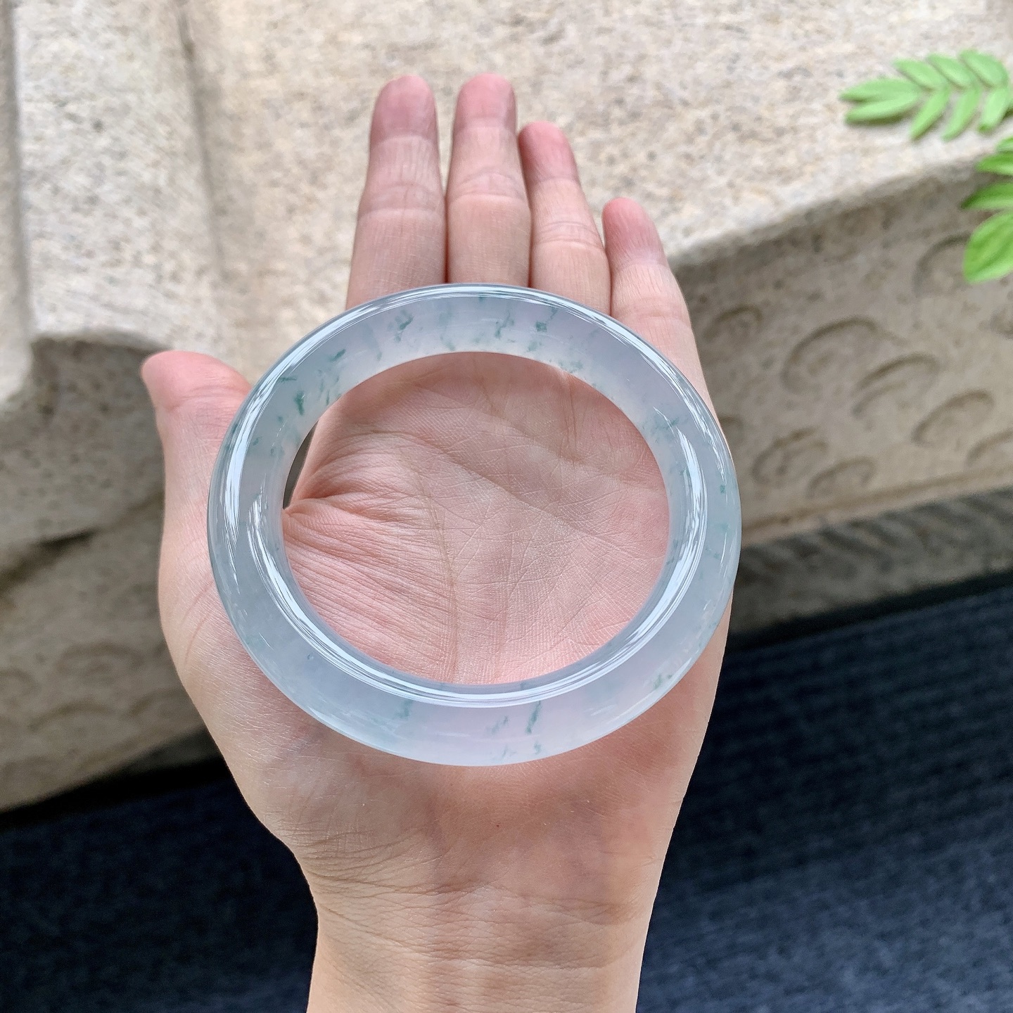 圆条56 57 圈口57/11.6/10.2 编码HW090811 冰飘花，水润，种老，细腻，打灯有絮线