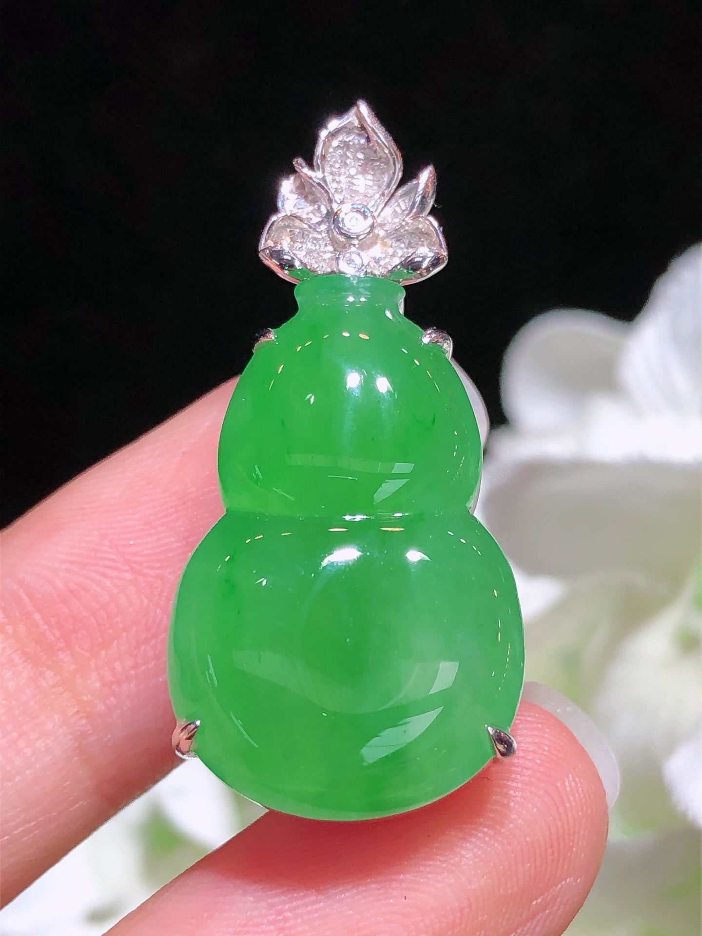 18K金镶 阳绿葫芦吊坠 无裂 水润色艳 品相饱满 配送银链苹果拍摄，实物更好看，23.7-15.2-4.1