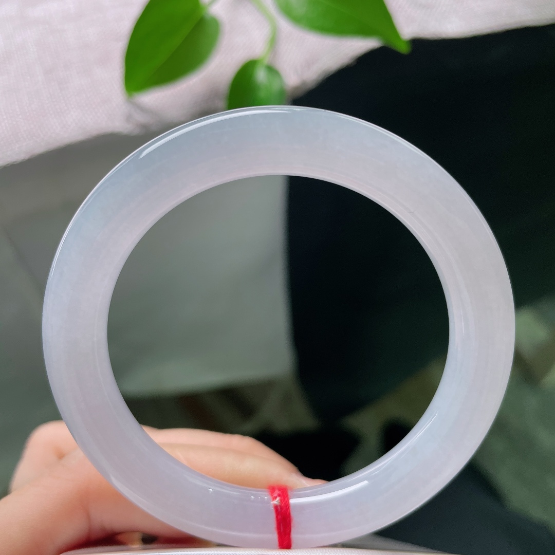 54/9.5，圆条，无裂，镯如凝脂白玉，冰润通透，简约素镯，衬出温婉干净的东方气质。ss59058a
