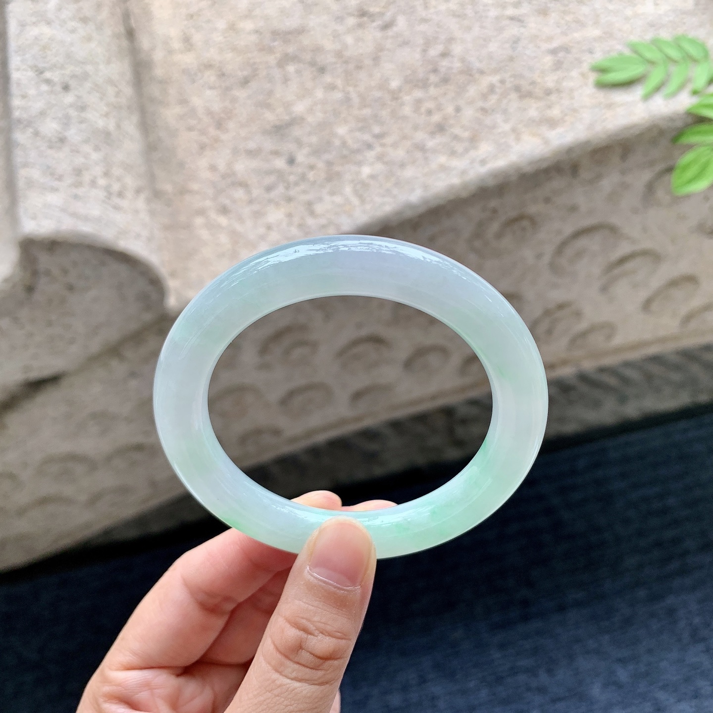 圆条54 55 圈口54/9.8/9.7 编码Q5090837 糯冰飘绿，水润，种老，细腻，打灯有絮线