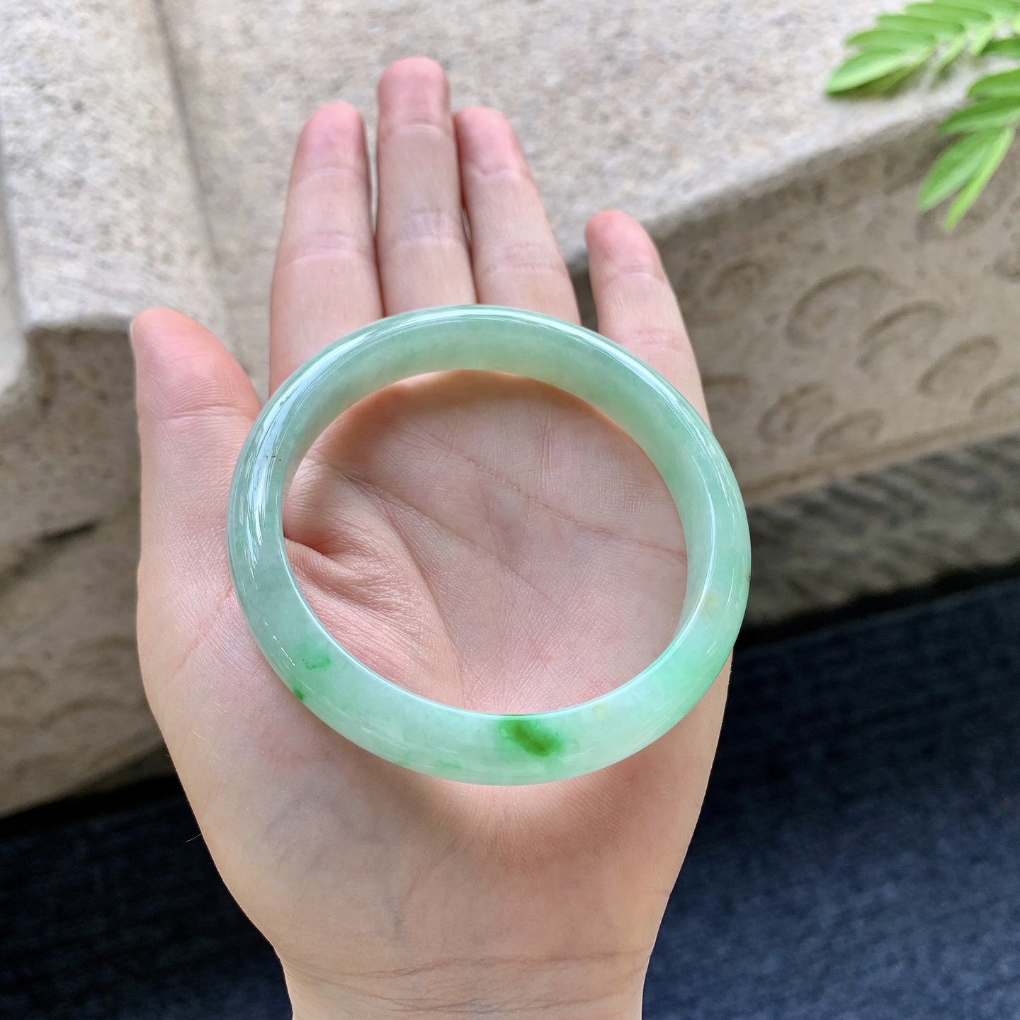 正圈56 57 圈口57/11/7 编码W6091823 细糯飘绿，水润，种老，细腻，有矿点