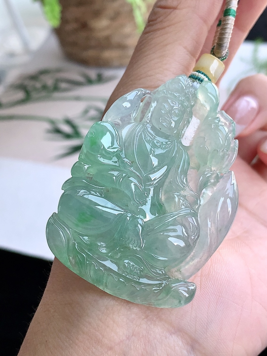 【裸石】️冰飘阳绿自在观音牌吊坠【说明】缅甸 性比高 超厚【尺寸】57-41.3-10【重量】37.8克