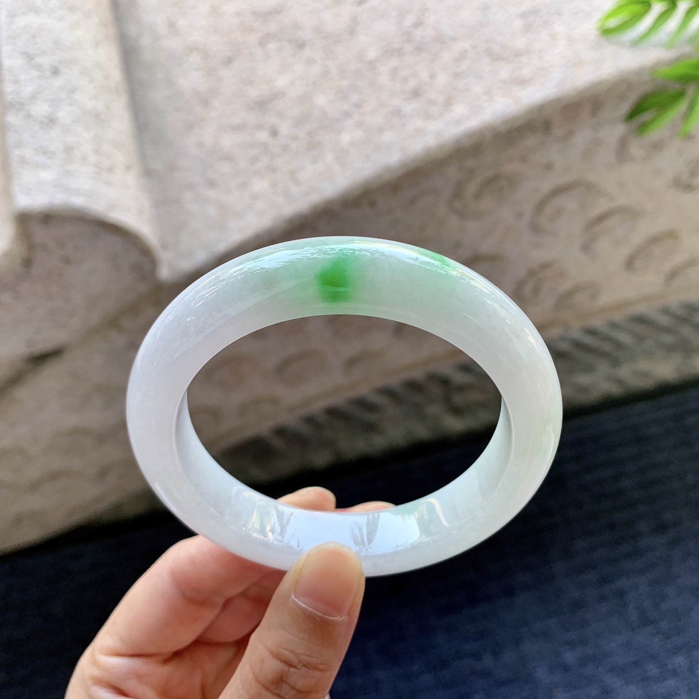正圈55 56 圈口56.6/12.3/9.2 编码DZ091207 细糯飘绿，水润，种老，细腻，打灯有棉线