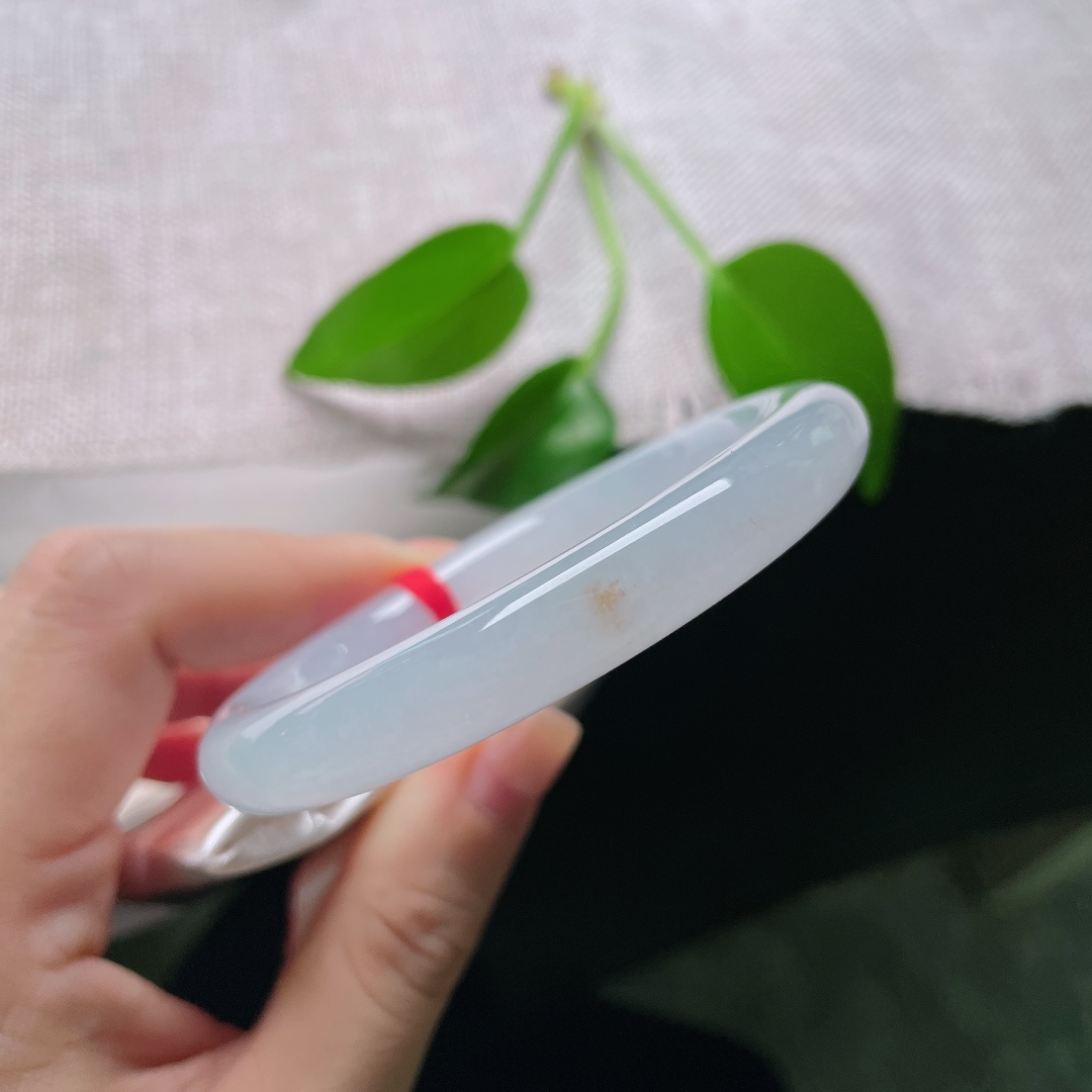54.6/9，冰紫圆条，无裂，洒金，冰润如玉，似黄昏薄暮的紫霞，凝作这只冰紫手镯，浪漫又沉静。ss59071a