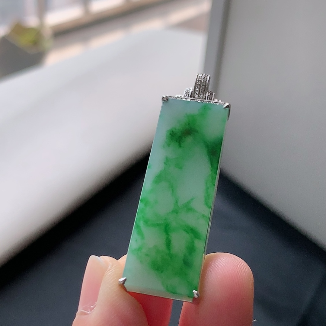 ️ 冰飘绿无事牌吊坠，品相好 冰润起胶感 色泽鲜甜 佩戴优雅迷人 货号18915，47.4-14.0-6.3