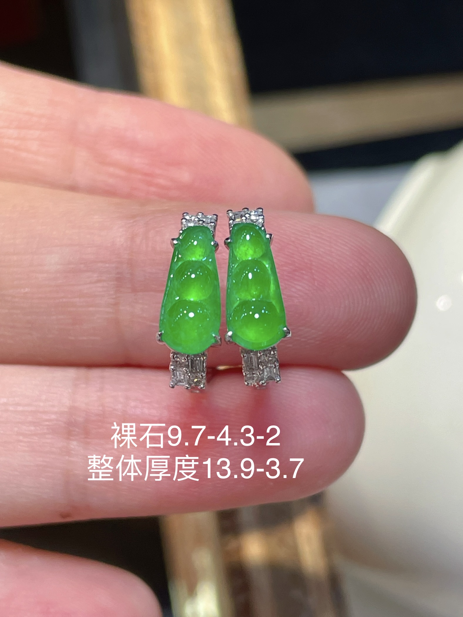 翡翠阳绿福豆耳钉，光感强烈，冰种阳绿色，飘绿，料子水润通透，种老起光。18k镶，佩戴效果佳，9.7-
