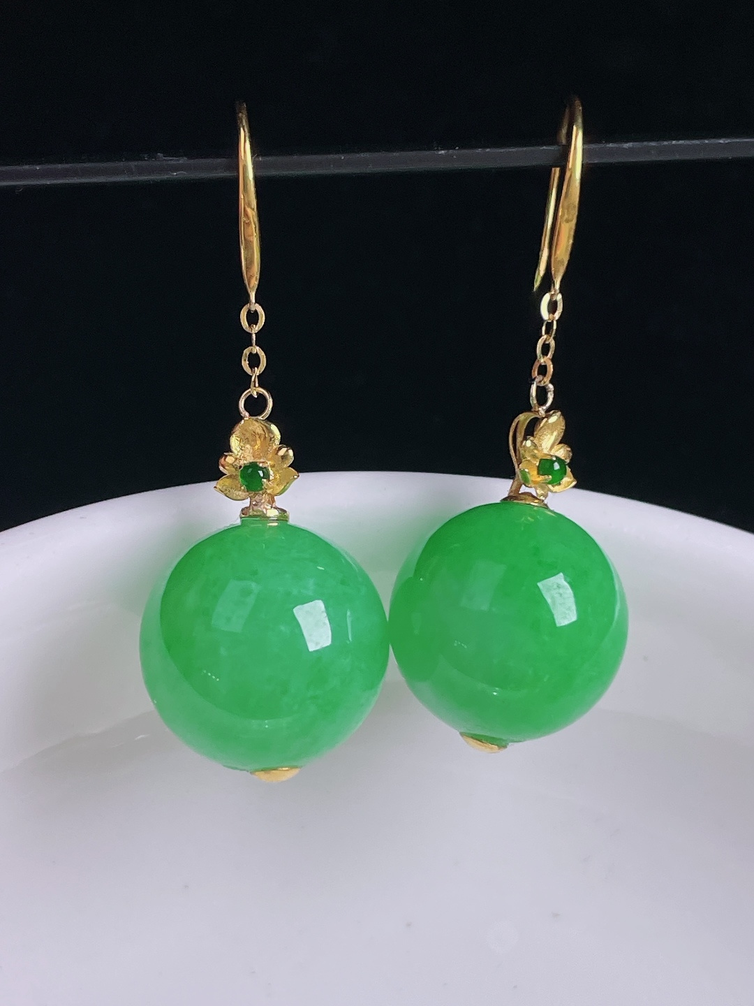 ️阳绿耳坠，18k镶嵌，老种起光，细底通透，尺寸：裸石12.3mm0917