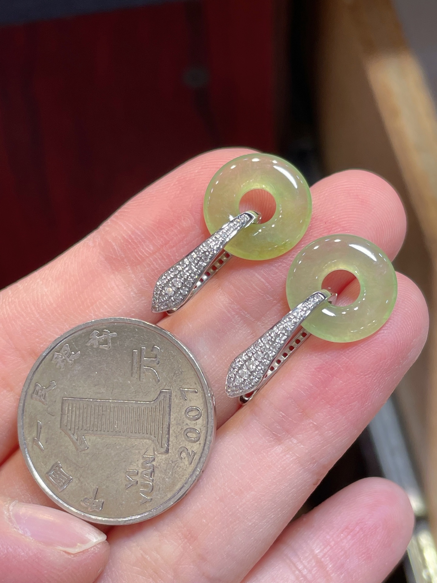 翡翠也可以戴出甜美的感觉呀甜甜圈平安扣耳环，清甜的感觉，种水也是可以的，18k金镶嵌，24.9-2.