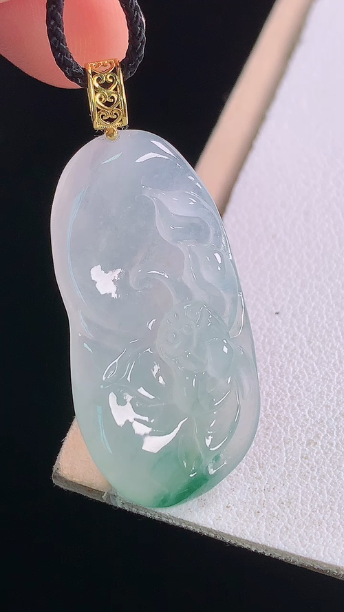 ️18K冰种飘花莲花吊坠，一刀切，无裂，尺寸:37.3-31.2-15.7-5.3mm 14