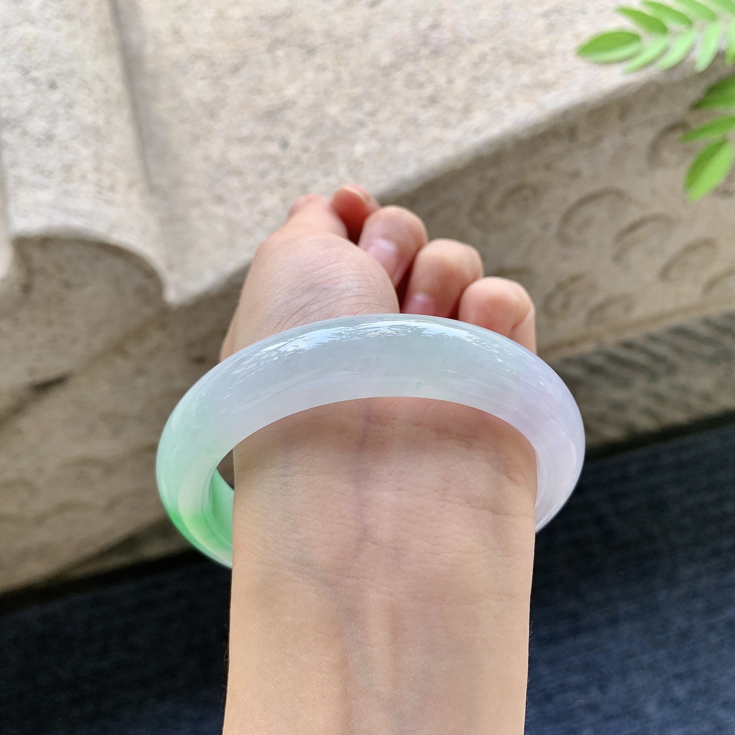 正圈60 61 圈口61.4/13.8/9.4 编码D5091522 冰糯春带彩，飘绿，水润，种老，细腻，无裂