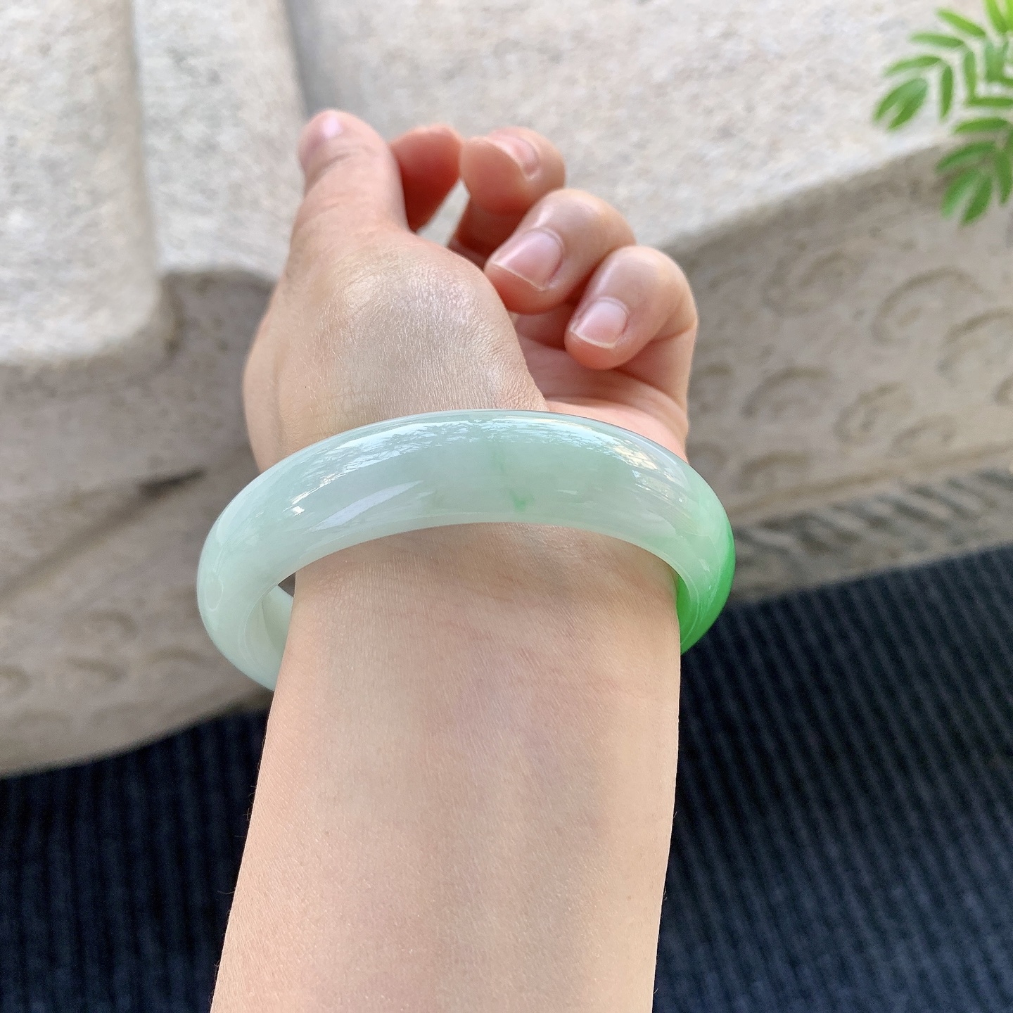 正圈56 57 圈口56.7/14.1/7.7 编码Q5091661 糯冰带一抹阳绿，水润，种老，细腻，打灯有絮线