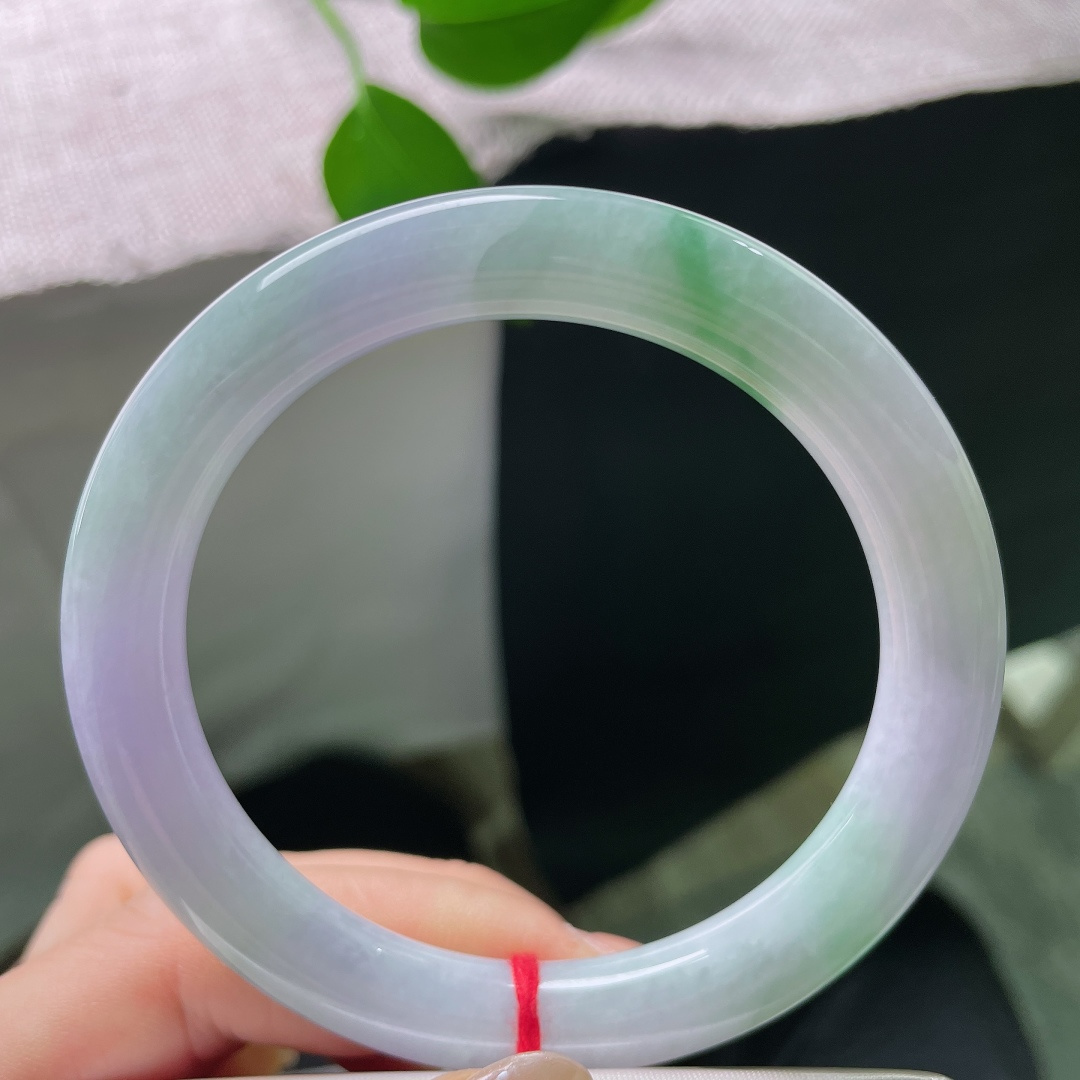 57/9.5，春彩圆条，横纹，玉质细腻，朦胧紫底萦绕翠绿，似悄悄藏起的春日，将独属于它的温婉，交付给手腕。ss57877a