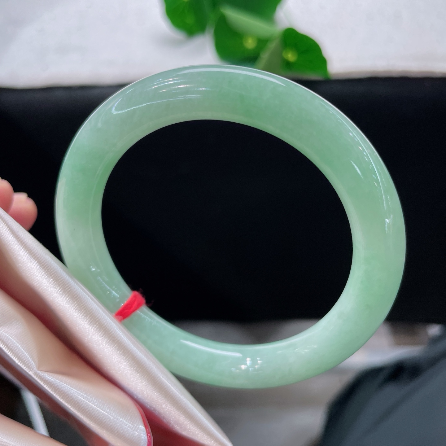 秒杀天然翡翠手镯 圈口53.7/9，果绿圆条，正圈55/56可戴，仿若薄雾绕林，质地清澈，浅淡的果绿温润匀净，种水莹润。无裂