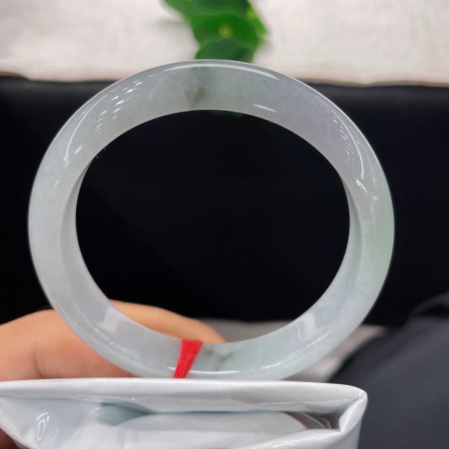 天然翡翠手镯 圈口57/11.7/7.6，飘花正圈，56/57可戴，玉载山间意，飞花落腕边。无裂。
